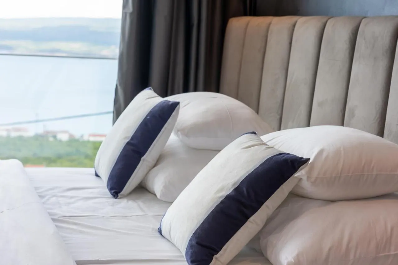 Villa Laurynn With Roof Top Spa And Pool Crikvenica